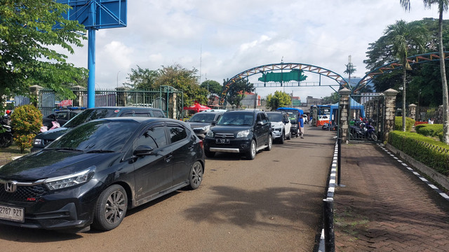 Antrean pengunjung di kawasan Kebun Binatang Ragunan, Jakarta Selatan, terpantau padat pada Kamis (1/1/2026) bertepatan dengan libur Tahun Baru. Foto: Zamachsyari/kumparan