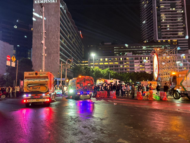 Sejumlah truk pengangkut sampah disiapkan pasukan oranye untuk membersihkan sampah di lokasi perayaan malam tahun baru di Jakarta sejak dini hari, 1 Januari 2026. Foto: Dok. DLH DKI Jakarta 