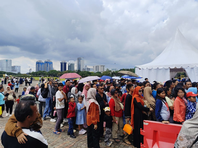 Suasana warga yang antre ingin naik ke atas Monas pada libur tahun baru, Kamis (1/1/2026). Foto: Luthfi Humam/kumparan