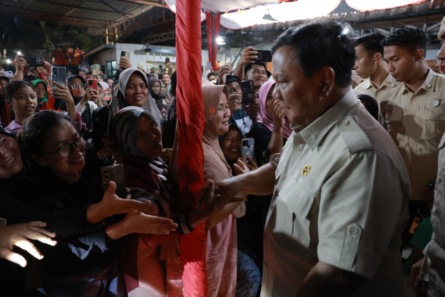Presiden Prabowo Subianto bersalaman dengan warga saat merayakan malam pergantian tahun baru 2026 di pokso pengungsian di Tapanuli Selatan, Sumut, Kamis (31/12) malam. Foto: Dok Bakom RI