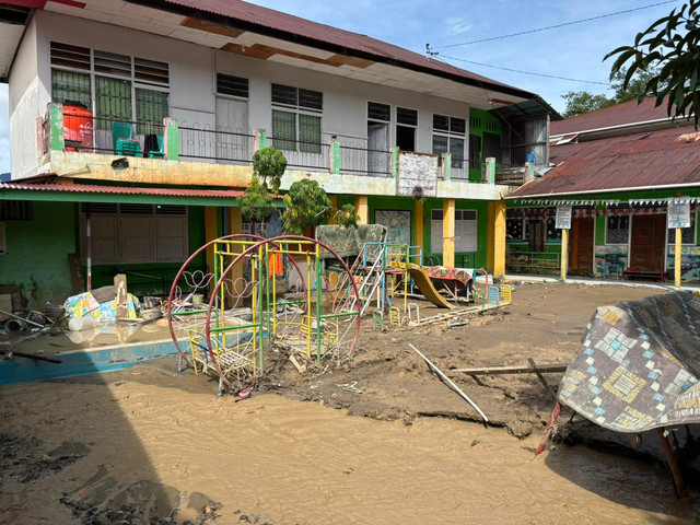 Kondisi TK dan Panti Asuhan Aisyiah di Nagari Maninjau, Kab Agam, Sumbar yang terdampak banjir pada Kamis (1/1). Foto: Abid Raihan/kumparan