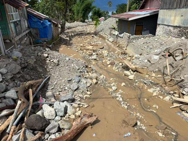 Kondisi Sungai Muara Pisang di Nagari Maninjau, Kab Agam, Sumbar hang tersumbat material sehingga alirannya meluber ke jalanan menyebabkan banjir pada Kamis (1/1/2026). Foto: Abid Raihan/kumparan
