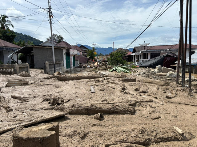 Kondisi jalanan dan rumah warga di sekitar Sungai Muara Pisang, Nagari Maninjau, Sumatera Barat pascabanjir pada Kamis (1/1). Foto: Abid Raihan/kumparan