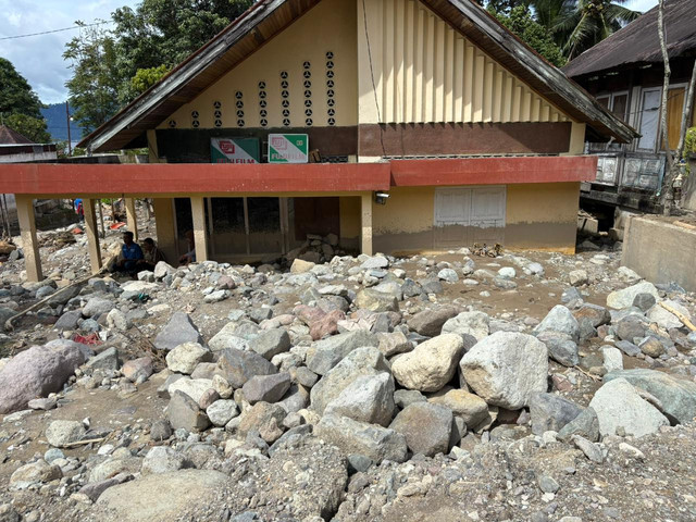Sebuah rumah yang terkubur lumpur akibat banjir di Nagari Maninjau, Kabupaten Agam, Sumatera Barat pada Kamis (1/1). Foto: Abid Raihan/kumparan