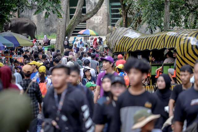Suasana Taman Margasatwa Ragunan, Jakarta Selatan, Kamis (1/1/2035), dipadati oleh pengunjung untuk mengisi libur Tahun Baru. Foto: Jamal Ramadhan/kumparan