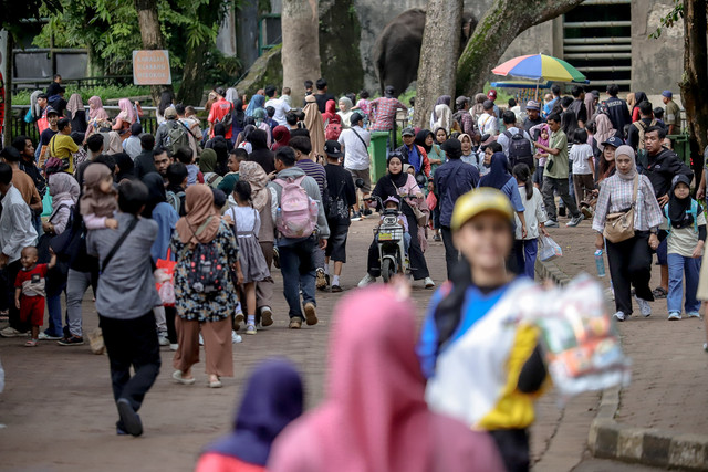 Pengunjung memadati Taman Margasatwa Ragunan, Jakarta Selatan, Kamis (1/1/2035). Foto: Jamal Ramadhan/kumparan
