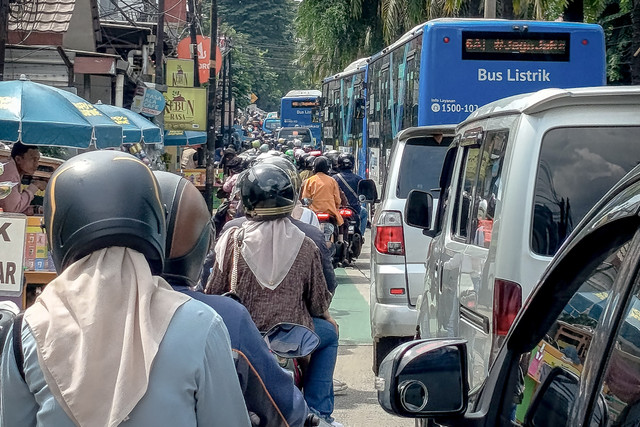 Kondisi macet menuju Taman Margasatwa Ragunan, Jakarta Selatan, Kamis (1/1/2035). Foto: Jamal Ramadhan/kumparan