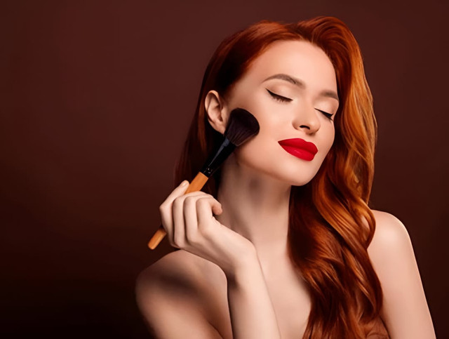 ilustrasi perempuan menggunakan makeup (sumber: shutterstock)