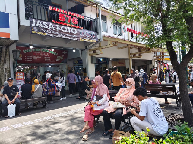 Wisatawan memadati kawasan Malioboro, Kota Yogyakarta, Kamis (1/1/2026). Foto: Arfiansyah Panji/kumparan