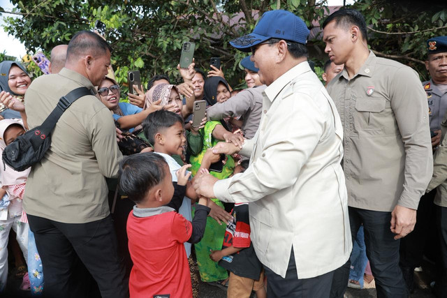 Presiden RI Prabowo Subianto menyapa warga saat melanjutkan kunjungannya ke lokasi bencana di Aceh Tamiang pada Kamis (1/1). Foto: Dok Bakom RI