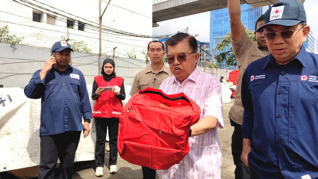 Ketua PMI Jusuf Kalla menyiapkan bantuan 2.500 ton logistik untuk Sumatera, Kamis (1/1/2026). Foto: Dok. PMI