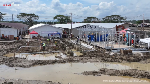 Pekerja membangun rumah hunian Danantara, Aceh Tamiang, 1 Januari 2026. Foto: Biro Pers Sekretariat Presiden