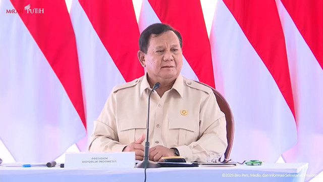 Presiden Prabowo memimpin langsung rapat koordinasi saat tinjau pembangunan Rumah Hunian Danantara, Aceh Tamiang, 1 Januari 2026. Foto: Biro Pers Sekretariat Presiden