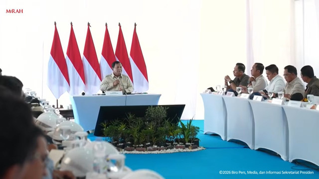 Presiden Prabowo memimpin langsung rapat koordinasi saat tinjau pembangunan Rumah Hunian Danantara, Aceh Tamiang, 1 Januari 2026. Foto: Biro Pers Sekretariat Presiden