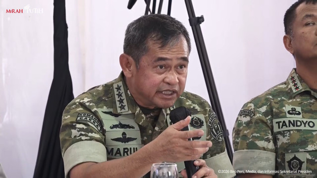Kepala Staf TNI Angkatan Darat, Maruli Simanjuntak, saat melaporkan dalam rapat koordinasi dengan presiden Prabowo di Aceh Tamiang, 1 Januari 2026.
 Foto: Biro Pers Sekretariat Presiden