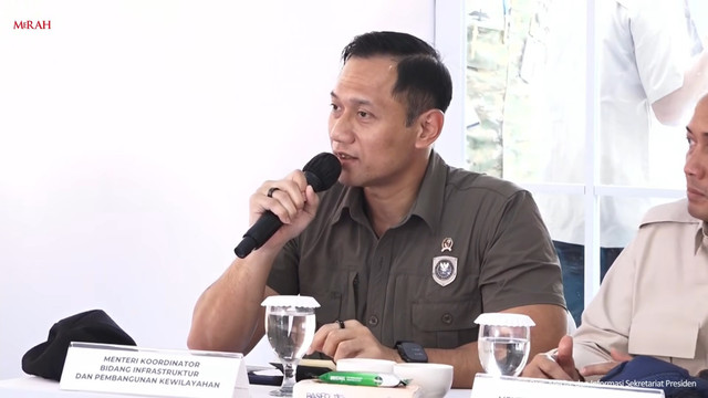 Menko Infrastruktur dan Pembangunan Kewilayahan, Agus Harimurti Yudhoyono (AHY), mengikuti rapat koordinasi dengan presiden Prabowo di Aceh Tamiang, 1 Januari 2026.
 Foto: Biro Pers Sekretariat Presiden