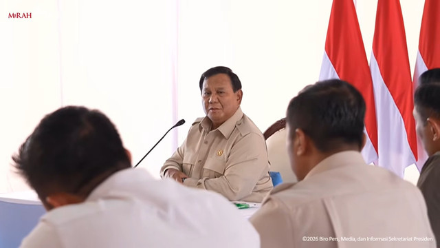 Presiden Prabowo memimpin rapat koordinasi saat tinjau Pembangunan Rumah Hunian Danantara, Aceh Tamiang, 1 Januari 2026. Foto: Biro Pers Sekretariat Presiden