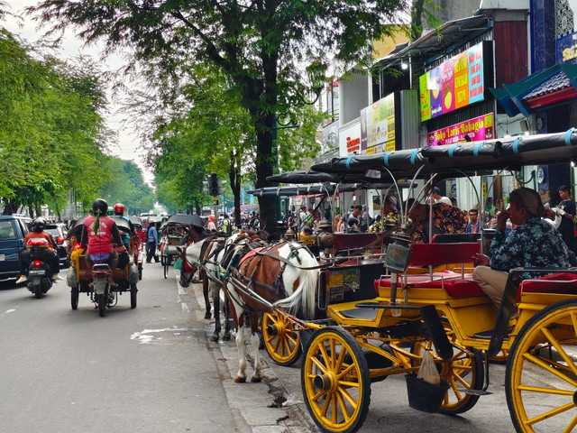 Sejumlah andong di kawasan Malioboro, Kota Yogyakarta, Kamis (1/1). Meski Yogya ramai dikunjungi wisatawan, menurut para kusir andong, jumlah penumpang masih belum bisa menyamai masa-masa sebelum terjadi pandemi COVID-19. Foto: Arfiansyah Panji Purnandaru/kumparan