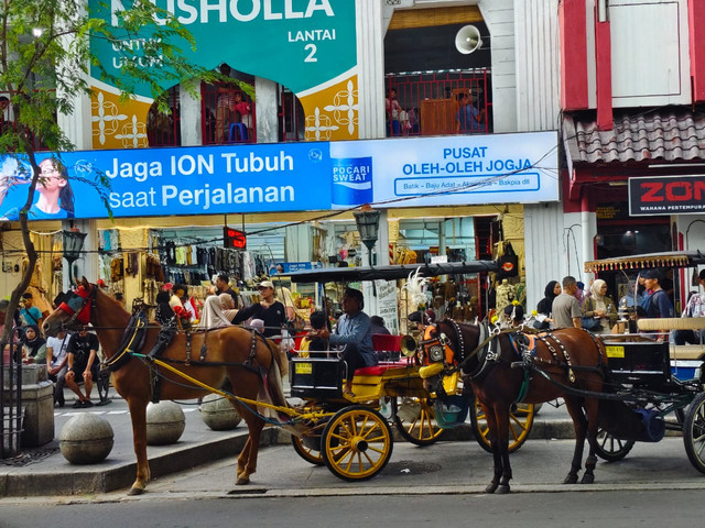 Meski Yogya ramai dikunjungi wisatawan, menurut para kusir andong, jumlah penumpang masih belum bisa menyamai masa-masa sebelum terjadi pandemi COVID-19. Foto: Arfiansyah Panji Purnandaru/kumparan