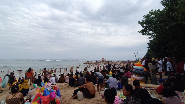 Pantai Sanur dipadati wisatawan saat libur Tahun Baru 2026, Kamis (1/1/2026). Foto: Denita BR Matondang/kumparan