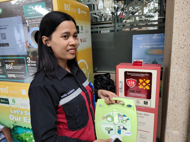 Automated External Defibrillator (AED) atau alat kejut jantung otomatis di Teras Malioboro 1, Kota Yogyakarta, Kamis (1/1/2026). Foto: Arfiansyah Panji Purnandaru/kumparan