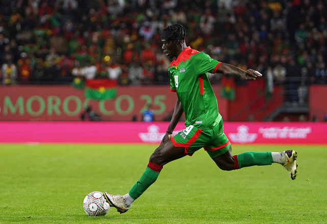Georgi Minoungou dari Burkina Faso beraksi pada pertandingan Piala Afrika CAF Grup C antara Aljazair vs Burkina Faso di Stadion Pangeran Moulay Hassan, Rabat, Maroko (28/12/2025). Foto: Stringer/REUTERS