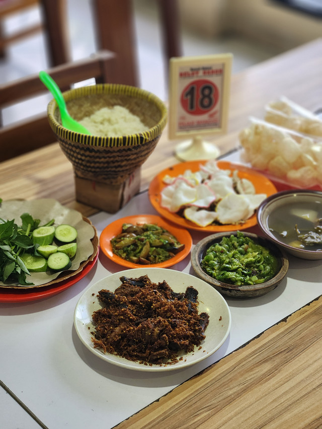 Menu makanan di rumah makan belut baros yang ada di Jl. Raya Serang - Pandeglang, Baros, Kec. Serang, Kabupaten Serang. Foto: Ela Nurlaela/kumparan