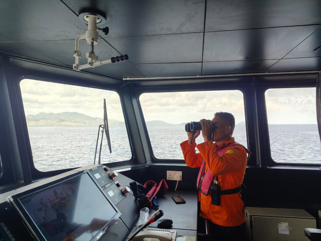 Pencarian terhadap korban tenggelamnya KM Putri Sakinah di perairan Labuan Bajo. Foto: Dok. Istimewa