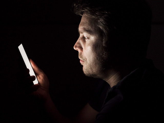 Ilustrasi : manusia ada, tapi pikirannya "di terangi" oleh sesuatu di luar dirinya (sumber : freepik)