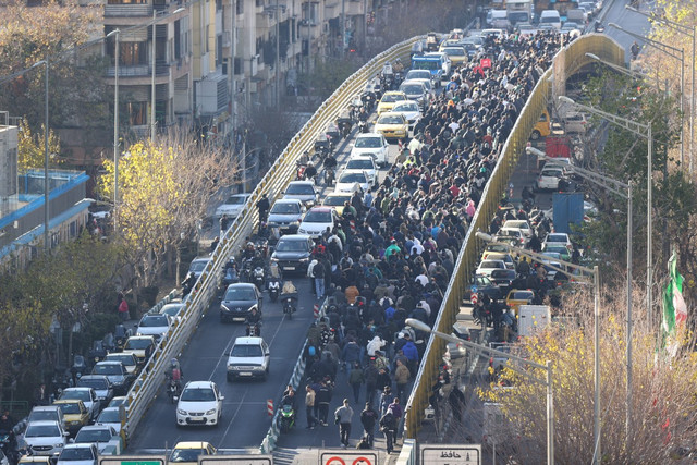 Para pemilik toko dan pedagang turuk ke jalan dalam aksi demonstrasi, memprotes kondisi ekonomi Iran pada Senin (29/12/2025) Foto: Fars via AFP