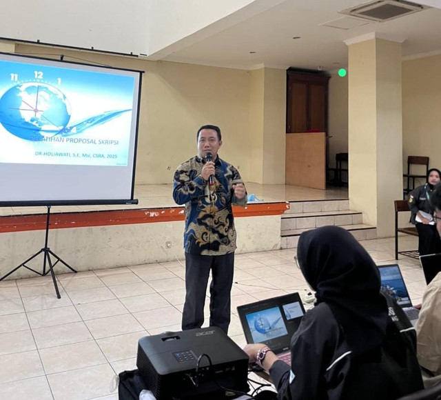 Dosen sedang mengajar di kelas. Foto: Dokumen Pribadi