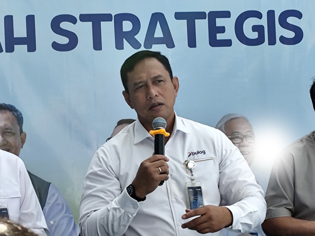 Direktur Utama Perum Bulog Ahmad Rizal Ramdhani gelaran Konferensi Pers Capaian Krusial Bulog 2025 dan Langkah Strategis 2026 di Kantor Bulog, Jakarta, Jumat (2/1/2026). Foto: Widya Islamiati/kumparan