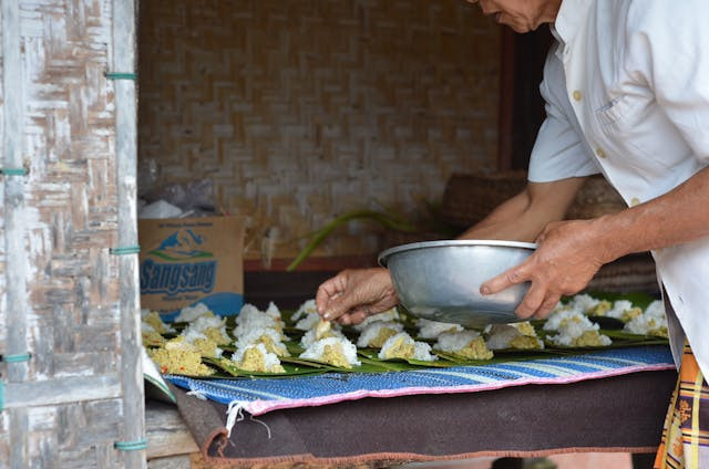 Ilustrasi persiapan makanam dengan bahan pangan tradisional. Foto: Pexels.