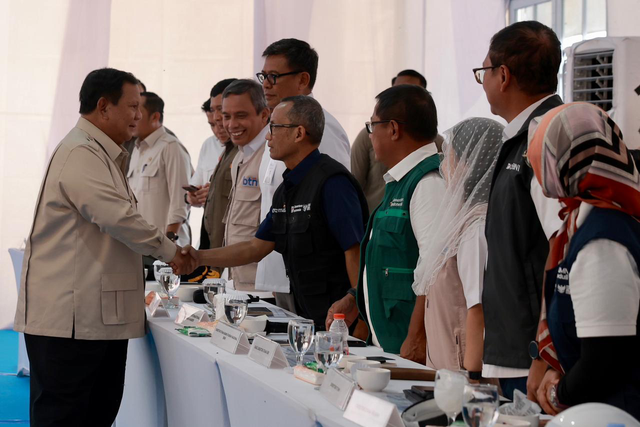 Presiden Prabowo Subianto bersama jajaran direksi BUMN di Aceh Tamiang, Kamis (1/1). Foto: Dok. Bank Mandiri