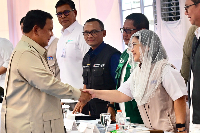Presiden Prabowo menyapa jajaran direksi saat peninjauan Rumah Hunian Danantara (Huntara) untuk korban bencana di Aceh Tamiang, Kamis (1/1). Foto: Dok. BRI