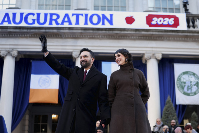 Wali Kota New York City, Zohran Mamdani bersama istrinya Rama Duwaji menyapa warga saat upacara pelantikan di New York, Amerika Serikat, Kamis (1/1/2026). Foto: Jeenah Moon/REUTERS