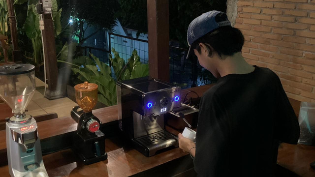 "Seorang barista menyiapkan kopi di Kopi Sempu, Jalan Ratuboko, Yogyakarta." Foto : Muhammad Yanuar Bintang