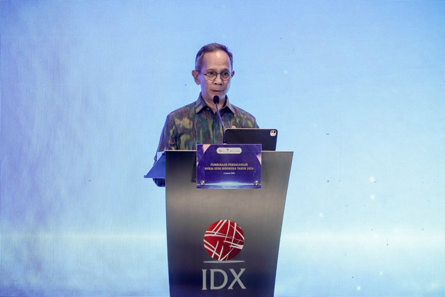 Ketua Dewan Komisioner Otoritas Jasa Keuangan (OJK) Mahendra Siregar membuka perdagangan Bursa Efek Indonesia di Main Hall BEI, Jakarta, Jumat (2/1/2026). Foto: Jamal Ramadhan/kumparan