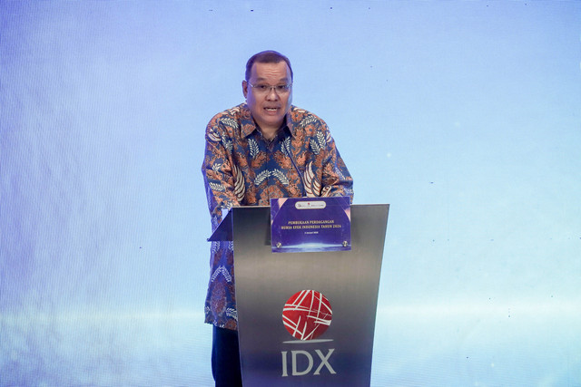 Direktur Bursa Efek Indonesia (BEI) Iman Rachman menyampaikan sambutan pada pembukaan perdagangan Bursa Efek Indonesia di Main Hall BEI, Jakarta, Jumat (2/1/2026). Foto: Jamal Ramadhan/kumparan