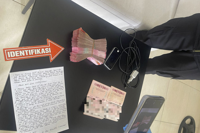 Surat wasiat dan uang yang ditinggalkan WN Rusia berinisial VG, pada Kamis (1/1/2025). Foto: Dok. Polres Badung