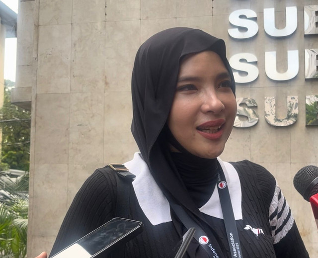 Henny Maria, pemilik warung makan Steak Twogether yang dibakar saat kerusuhan di kawasan Kalibata, akan melakukan pemeriksaan di Polda Metro Jaya, Jakarta, Jumat (2/1). Foto: Nasywa Athifah/kumparan