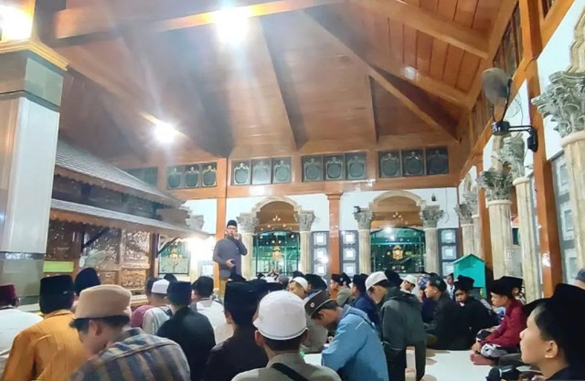 Rombongan wisatawan berziarah di kawasan wisata religi Makam Maulana Ishaq, Kecamatan Paciran, Kabupaten Lamongan, Jawa Timur, Kamis (1/1/2025). Foto: ANTARA/Alimun Khakim