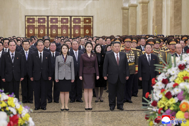 Pemimpin tertinggi Korea Utara Kim Jong Un bersama istrinya Ri Sol Ju dan anaknya Kim Ju Ae (tengah) menghadiri perayaan malam tahun baru 2026 di Pyongyang, Korea Utara, Kamis (1/1/2026). Foto: KCNA via REUTERS