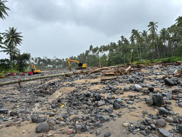 Sejumlah alat berat di lokasi bencana di Nagari Sumpur, Kabupaten Tanah Datar, Sumatera Barat yang juga terkena banjir bandang pada Jumat (2/1). Foto: Abid Raihan/kumparan