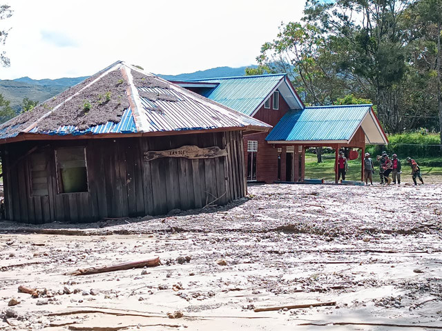 Sejumlah petugas di lokasi banjir dan tanah longsor di Kabupaten Jayawijaya, Provinsi Papua Pegunungan, Kamis (1/1). Foto: Dok. BPBD Kabupaten Jayawijaya