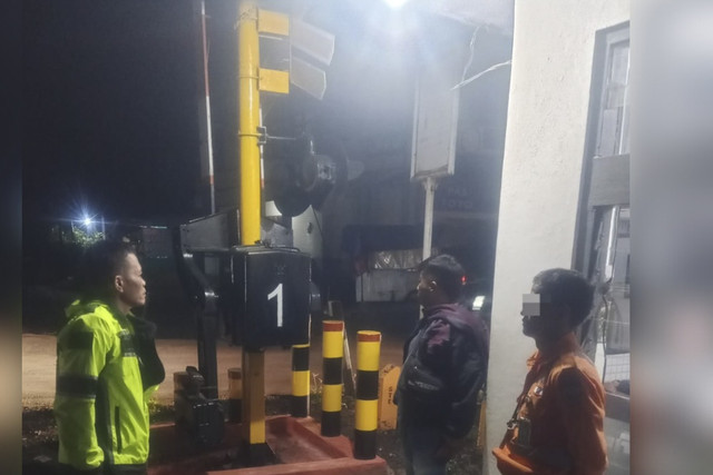 Kapolsek Cibatu amankan petugas yang jaga perlintasan kereta api akibat diduga mabuk. Foto: Instagram/ @polresgarut