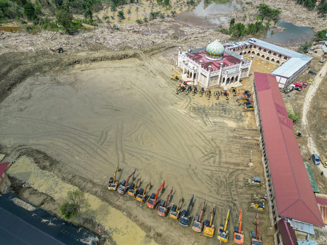 Foto udara menunjukkan suasana Pondok pesantren Darul Mukhlisin yang sudah bersih dari tumpukan kayu yang terbawa dari banjir bandang, Jumat (2/1/2026). Foto: Dok. Bakom RI
