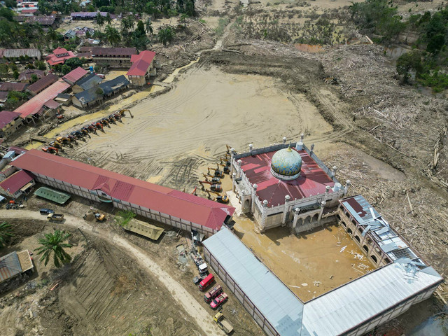 Foto udara menunjukkan suasana Pondok pesantren Darul Mukhlisin yang sudah bersih dari tumpukan kayu yang terbawa dari banjir bandang, Jumat (2/1/2026). Foto: Dok. Bakom RI