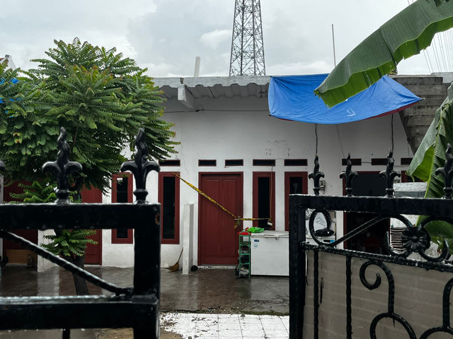 TKP Rumah kontrakan kasus kematian sekeluarga di Warakas, Jakarta Utara, Jumat (2/12). Foto: Rayyan/Kumparan