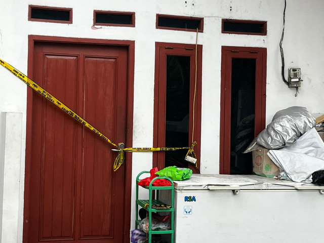 TKP Rumah kontrakan kasus kematian sekeluarga di Warakas, Jakarta Utara, Jumat (2/12). Foto: Rayyan/Kumparan